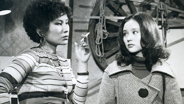 Ra đời năm 1976, bộ phim Cấm dục kể về 2 cô gái tình cờ sống chung dưới một mái nhà, sau đó nẩy sinh tình cảm nhận được sự đánh giá cao của giới phê bình.