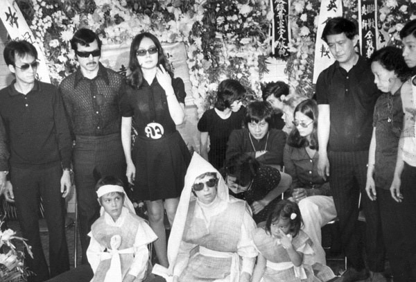 Trong đám tang của Lý Tiểu Long.