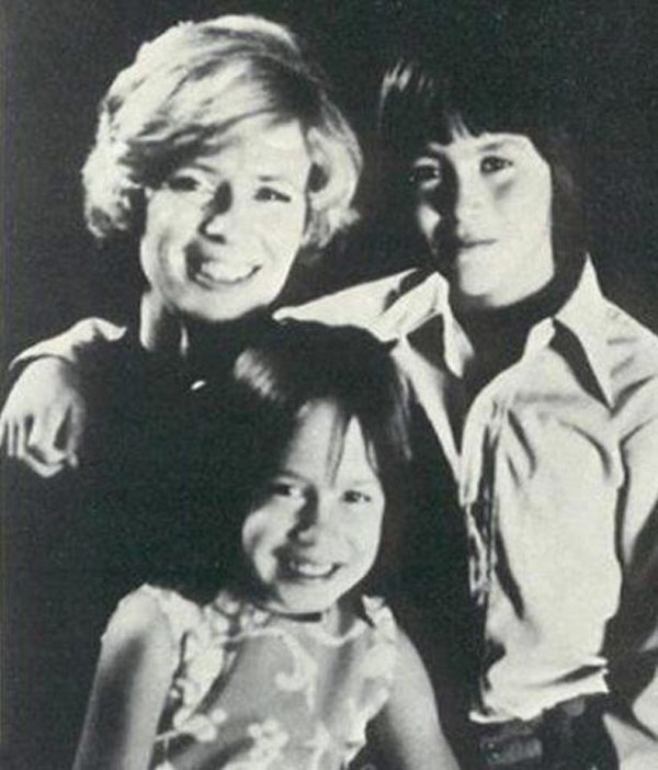 Lý Quốc Hào cùng mẹ và em gái Lý Hương Ngưng ở Mỹ sau khi Lý Tiểu Long mất.