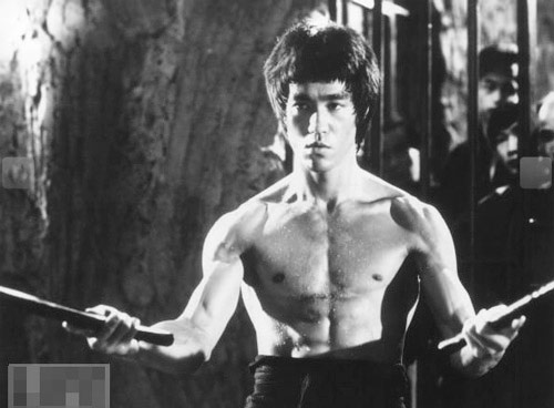 Ly Tieu Long danh bong ban bang con nhi khuc hinh anh