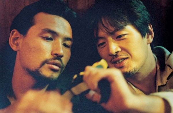 Năm 2002, bộ phim điện ảnh Road Movie đã gây tranh cãi khi đạo diễn Kim In Sik đưa lên màn ảnh cảnh tình dục đồng giới do 2 nam diễn viên Hwang Jeong Min và Jeong Chan đóng. Tác phẩm này được xem đã thay đổi quan niệm về người đồng tính ở Hàn Quốc.