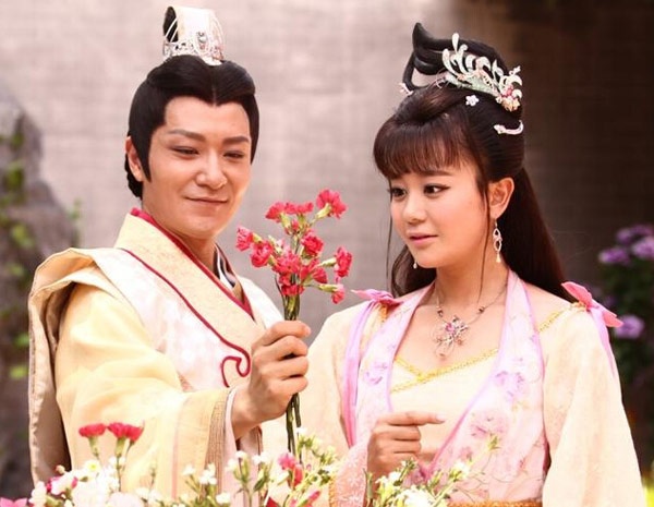 Trong bộ phim truyền hình Kiếm hiệp (2014) lấy tích từ truyền thuyết Bát Tiên quá hải, nhân vật Lữ Động Tân do Lý Tông Hàn đóng trước khi trở thành tiên đã có một mối tình khắc cốt ghi tâm với xà yêu Ngân Đại qua diễn xuất của nàng Hạ Tử Vy phiên bản 3 - Hải Lục.