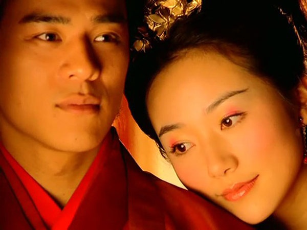 Trong bộ phim truyền hình Thiên ngoại phi tiên có đến 2 mối tình tạo ấn tượng với người xem. Đó là tình yêu của nàng tiên út Tiểu Thất lém lỉnh trong 7 nàng tiên do Lâm Y Thần thể hiện và chàng Đổng Vĩnh chất phác của Hồ Ca đóng; là mối duyên của con ly miêu Hương Tuyết Hải (Hàn Tuyết đóng) được Vương mẫu sủng ái với chàng Thượng Quan Hạo Kỳ (Đậu Trí Khổng đóng).