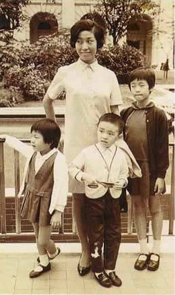 Châu Tinh Trì cùng mẹ, chị và em gái thuở bé.