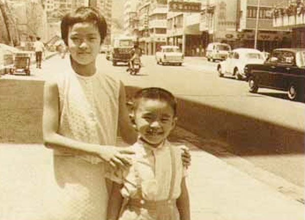Châu Tinh Trì lúc 5 tuổi cùng chụ gái Châu Văn Cơ.