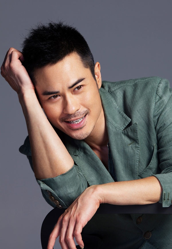 Năm nay 45 tuổi, Trịnh Gia Dĩnh là gương mặt nam được yêu thích trên màn ảnh nhỏ TVB và hiện đang cùng lúc phát triển sự nghiệp bên Trung Quốc, thành công qua các phim Bộ bộ kinh tâm, Diệp Vấn...