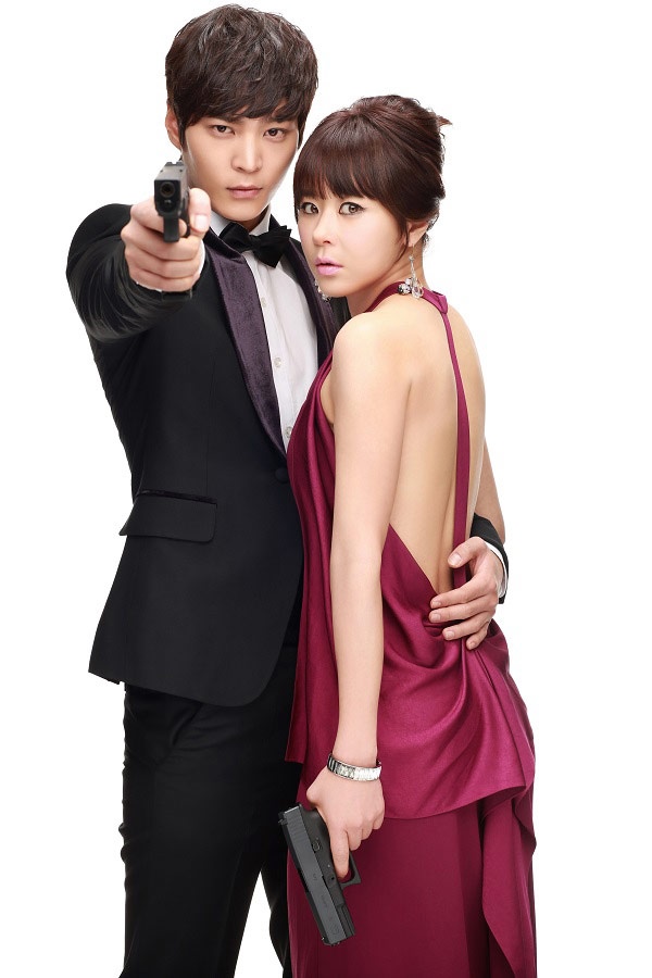 Xoay quanh thế giới của những mật vụ tình báo, Bạn gái là điệp viên mang đến nhiều tiếng cười qua diễn xuất của Choi Kang Hee, Joo Won, Hwang Chan Sung, Uhm Tae Woong, Kim Soo Hyun… Phim phát sóng từ 14/11 trên kênh Giải Trí TV-VTVcab1 lúc 20h30 từ thứ hai đến thứ sáu.