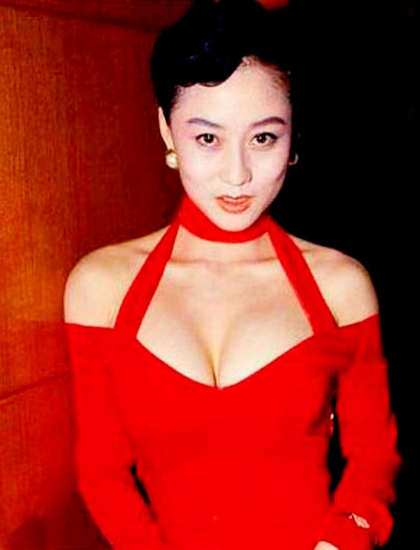 Nếu như hầu hết những nghệ sĩ Hoa ngữ bị uy hiếp vì lý do kinh tế thì Lợi Trí gặp rắc rối với bọn xã hội đen vì chuyện tình cảm. Trước khi kết hôn với Lý Liên Kiệt và sang Mỹ định cư, cô từng có mối quan hệ với ông trùm cờ bạc Ma Cao Hà Hồng Vinh, bị vợ ông này vốn là một đàn chị máu mặt trong giới giang hồ cảnh cáo, buộc rời khỏi Hong Kong và cấm đặt chân lên đất Ma Cao. 