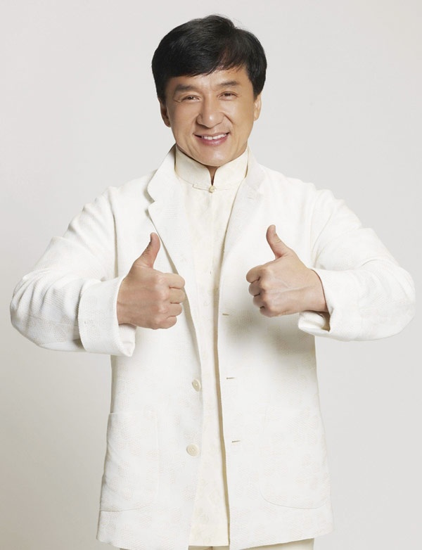 Năm 2000, khi đang quay bộ phim Mỹ Giờ cao điểm 2, Thành Long nhận được yêu cầu đóng 500 ngàn đô HK gọi là “địa bàn phí” từ tổ chức tên Tân Nghĩa An. Ngay lập tức siêu sao võ thuật châu Á đáp trả bằng cách tổ chức họp báo, làm lớn sự việc khiến bọn xã hội đen không dám manh động.