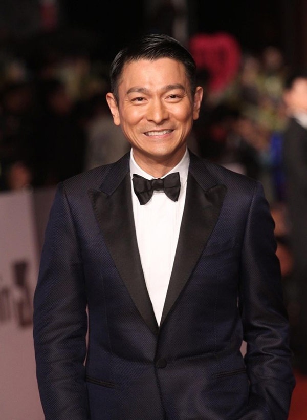 Theo lời kể của Ôn Bích Hà, Lưu Đức Hoa từng tâm sự với cô một kỷ niệm kinh hoàng xảy ra vào những năm cuối thập niên 80 của thế kỷ trước. Khi ấy anh vừa mới nổi lên, phim nối phim, tác phẩm nào cũng ăn khách nên bọn xã hội đen đã đặt khẩu súng trước mặt, yêu cầu đóng phim cho chúng. Không có sự lựa chọn khác, Lưu Đức Hoa đành phải ngoan ngoãn làm theo.