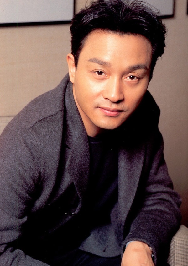 Năm 1991, bọn xã hội đen xông thẳng lên hãng phim của Huỳnh Bá Minh, lấy đi bản sao bộ phim Gia hữu hỉ sự vừa quay xong với điều kiện sẽ trả lại nếu thuyết phục nam ca sĩ Trương Quốc Vinh đóng phim cho chúng. Bởi trước đó, anh từng thẳng thắn từ chối lời mời cộng tác của một công ty do bọn chúng thành lập.