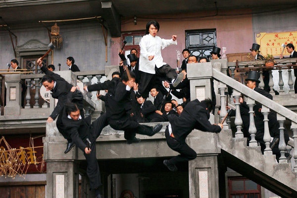 Năm 2001, sau thành công của bộ phim Đội bóng Thiếu Lâm, Châu Tinh Trì quyết định tiếp tục thực hiện một dự án thuộc thể loại hành động - kỹ xảo khác. Kịch bản Tuyệt đỉnh kungfu được anh lên ý tưởng, viết đề cương, sau đó 3 nhà biên kịch chuyên nghiệp cùng chấp bút. Châu Tinh Trì chia sẻ, phần lớn câu chuyện diễn ra trong phim đều lấy linh cảm từ những tác phẩm điện ảnh võ thuật, đặc biệt là những bộ phim của Lý Tiểu Long mà anh xem từ bé.