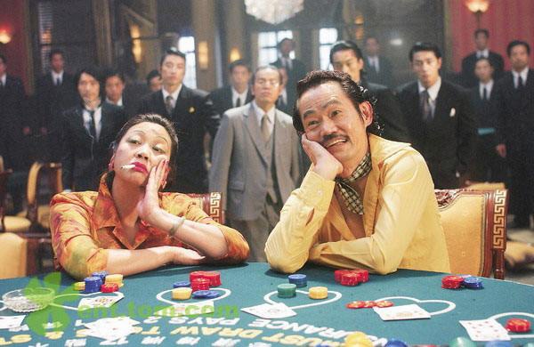 Được xem như tác phẩm tưởng nhớ Lý Tiểu Long - thần tượng số một của Châu Tinh Trì nên Tuyệt đỉnh kungfu đã ưu ái dành nhiều đất diễn cho 2 nghệ sĩ Nguyên Hoa và Nguyên Thu - những ngôi sao đánh đấm của thập niên 70 ở thế kỷ trước cùng thời với huyền thoại võ thuật họ Lý. Đảm nhận vai vợ chồng ông bà chủ khu chung cư Chuồng Heo, họ đã tạo dấu ấn mạnh mẽ, trở thành một trong những điểm thành công trong bộ phim này.