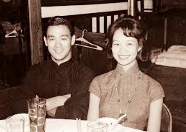 2 chị em Lý Thu Nguyên - Lý Tiểu Long thời trẻ.