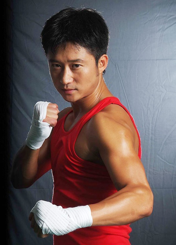 Nếu Triệu Văn Trác là người thay thế Lý Liên Kiệt thì Ngô Kinh được phát hiện để nối bước Triệu Văn Trác vì anh cũng là dân là võ chính tông. Tuy nhiên, vì xuất hiện đúng vào giai đoạn thoái trào của dòng phim võ thuật Hoa ngữ nên anh buộc phải “đi 2 hàng”, vừa đóng phim điện ảnh, vừa tham gia phim truyền hình. Trên màn ảnh nhỏ, Ngô Kinh nổi tiếng qua các phim Tân Thiếu Lâm tự, Tiểu Lý phi đao, Nam Thiếu Lâm… Còn bên màn ảnh rộng, anh được đánh giá cao trong Thục sơn truyện (2001), Nam nhi bản sắc (2007), Việt quang bảo hạp (2010), Tân Thiếu Lâm tự (2011)…