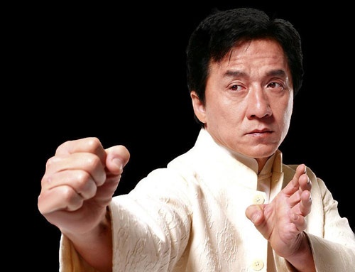 Khi Lý Tiểu Long nổi đình nổi đám, Thành Long vẫn chỉ là một diễn viên thế thân. Tuy nhiên, bằng tài năng và phong cách phim độc đáo, anh đã nối gót đàn anh, thẳng tiến lên màn ảnh Hollywood, được đánh giá là ngôi sao võ thuật châu Á thành công nhất tại Mỹ qua loạt phim Náo loạn phố Bronx (Rumble In The Bronx, 1995), series Giờ cao điểm ((Rush Hour), Trưa Thượng Hải ((Shanghai Noon, 2000), Vua kungfu (The Forbidden Kingdom, 2008)…