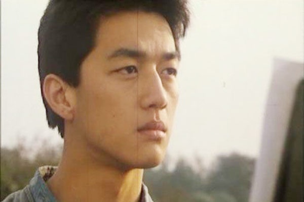 Năm 1992, khi vẫn đang là sinh viên của Học viện hí kịch Trung ương Trung Quốc, Lý Á Bằng đã được đạo diễn Từ Cảnh mời đảm nhận vai nam chính trong bộ phim điện ảnh Bằng chứng tuổi thanh xuân. Vai diễn do anh thể hiện là một thanh niên bị tàn tật đã dũng cảm vượt qua nghịch cảnh, làm chủ cuộc đời mình.