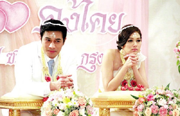 Chompoo Araya kết hôn với người đàn ông không tình yêu trong phim Cuộc chiến với tình nhân.