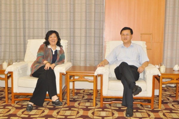 Dương Côn (trái) là nữ đạo diễn sân khấu cấp quốc gia ở Trung Quốc).