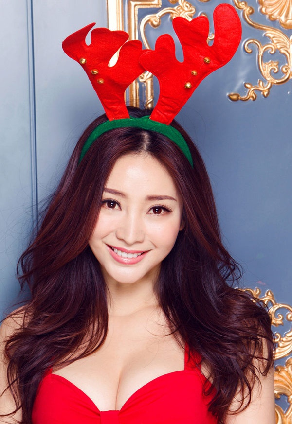 Dao kéo đã tạo ra một Liễu Nham gợi cảm, được báo chí Trung Quốc gọi là “mỹ nhân ngực khủng số 1”. Từ công việc người dẫn chương trình chuyển sang đóng phim, cô luôn được các đạo diễn yêu cầu “ăn mặc thoáng mát” để khoe dáng vóc ma quỷ. Vì vậy, vai diễn nào của người đẹp 34 tuổi cũng nhàn nhạt đến vô vị.