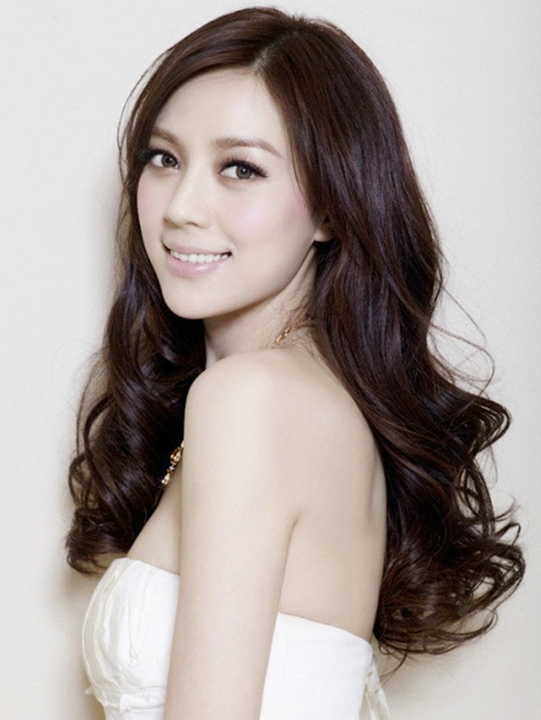 Được ví như “Lâm Chí Linh Đại lục”, từ khi chuyển từ sàn catwalk sang phim trường vào năm 2003, Châu Vỹ Đồng hoàn toàn thất bại. Ở lĩnh vực diễn xuất, chân dài 32 tuổi từng nổi tiếng với danh hiệu “Siêu mẫu số 1 Trung Quốc” không có lấy một vai để khán giả nhớ đến, dù những nhân vật do thể hiện thường xuyên được máy quay đặc tả vòng một hấp dẫn.