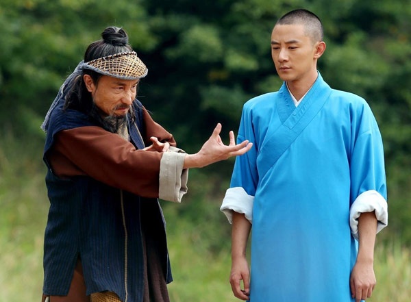 Bộ phim truyền hình Thiếu Lâm tàng kinh các vừa lên sóng hôm 18/11 đã gây được sự quan tâm của khiến khán giả vì nhân vật chính Từ Tử Hào là một hòa thượng đẹp ngời ngời do nam diễn viên trẻ Trương Trác Văn đảm nhận. Đây là vai chính đầu tiên của chàng thái giám Tiểu Trác Tử trong Tân Hoàn Châu cách cách (2011).