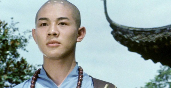 Năm 1982, đạo diễn Hong Kong Trương Hâm Viêm đã làm dậy sóng màn ảnh Hoa ngữ với bộ phim điện ảnh Thiếu Lâm tự, lăng xê thành công chàng võ sư Lý Liên Kiệt. Mãi đến nay, đã 32 năm trôi qua nhưng người xem vẫn không quên chàng hòa thượng Giác Viễn đẹp trai, mạnh mẽ, võ nghệ cao cường của Lý Liên Kiệt.