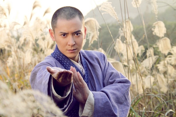 Trong bộ phim Thiên long bát bộ 2013 bị chê tơi tả, Hàn Đống nổi bật với hình ảnh hòa thượng Hư Trúc. Anh được đánh giá là người thể hiện tốt nhất nhân vật này, tạo nên một Hư Trúc hiền lành, nhân hậu rất gần với nguyên tác của Kim Dung. Tuy nhiên, so với những miêu tả trong tiểu thuyết, Hư Trúc của Hàn Đống quá đẹp trai, từng gây tranh cãi trên mạng.