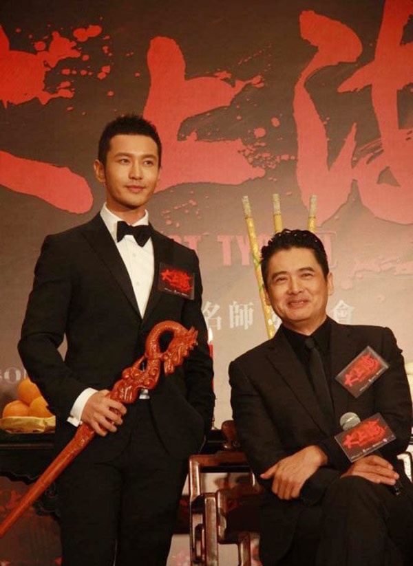 Năm 2012, Huỳnh Hiểu Minh được diễn cùng Châu Nhuận Phát trong bộ phim điện ảnh Đại Thưởng Hải. Không chỉ ngưỡng mộ tài năng, anh còn kính trọng thái độ sống và tinh thần làm việc của thần tượng nên quyết định bái sự, nhận Châu Nhuận Phát là sư phụ.