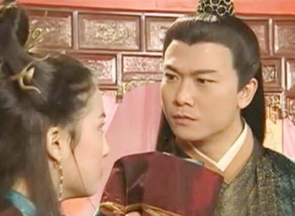 Trong phim Thục sơn kiếm hiệp truyện (2002), diễn viên võ thuật Hong Kong Tiền Tiểu Hảo đóng vai phản diện gian ác nhưng vì nhân vật được xây dựng rất nam tử hán, trọng tình trọng nghĩa nên được khán giả yêu thích, thậm chí làm lu mời vai chính của Mã Cảnh Đào.