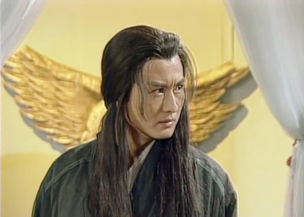 Không những bị Tiền Tiểu Hào “qua măt”, tài tử đẹp trai xứ Đài Mã Cảnh Đào từng bị Tôn Hưng lấn lướt trong bộ phim Ỷ thiên đồ lóng ký (1994), khiến chàng Trương Vô Kỵ có phần lép về hơn Quang Minh tả sứ Dương Tiêu.