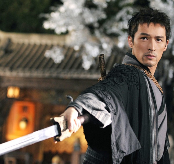 Hồ Ca cuốn hút nhờ gương mặt nam tính, không bị “dịu dàng” như nhiều mỹ nam trẻ đang được khán giả tung hô trên màn nhỏ Đại lục. Từ Lý Tiêu Dao trong Tiên kiếm kỳ hiệp, Đổng Vĩnh trong Thiên ngoại phi tiên đến Quách Tĩnh trong Anh hùng xạ điêu 2008 hay Mạc Tuần trong Kỳ duyên trong gió, chàng diễn viên sinh năm 1982 luôn giữ được phong độ. Đặc biệt, nhân vật Vũ Văn Thác trong bộ phim Hiên Viên kiếm được đánh giá là vai ấn tượng, đàn ông nhất của Hồ Ca.