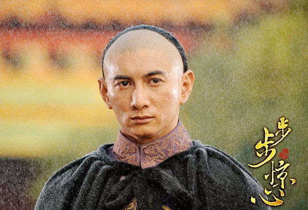 Gánh nặng vương triều và tình yêu chân thành, sâu sắc dành cho nàng Nhược Hy đã biến Tứ A Ca Dận Chân (sau này là hoàng đế Ung Chính) qua diễn xuất của Ngô Kỳ Long trong bộ phim Bộ bộ kinh tâm chinh phục khán giả. Chất đàn ông ở nhân vật không chỉ biểu hiện trên gương mặt mà còn trở nên hấp dẫn, cuốn hút từ phong thái, cử chỉ của Ngô Kỳ Long. Hình ảnh Tứ A Ca khóc cuối phim đã khiến trái tim nhiều fan nữ tan chảy.