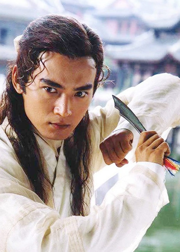 Lý Tầm Hoan trong bộ phim Tiểu Lý phi đao chuyển thể từ tác phẩm nổi tiếng của nhà văn võ hiệp Cổ Long là vai diễn “bước chuyển”, đồng thời gắn liền với tên tuổi của tài tử Đài Loan Tiêu Ân Tuấn. Bằng nét diễn phóng khoáng, mạnh mẽ, anh đã tái hiện một gã giang hồ thành thạo về tửu và sắc, tinh thông võ nghệ, có biệt tài phóng phi đao một cách sống động.