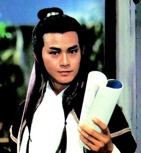 Trong tiểu thuyết võ hiệp Cổ Long, Sở Lưu Hương là mẫu hình người đàn ông trong mơ của phụ nữ, đẹp trai, phong lưu, thích mạo hiểm, thích hưởng thụ, không bị danh lợi bó buộc, chỉ làm những gì mình thích. Và mãi đến nay, không một diễn viên nào có thể xóa mờ thành công của Trịnh Thiếu Thu với vị đạo soái này. Ngôi sao 67 tuổi đã 3 lần tái hiện nhân vật Sở Lưu Hương trong hơn 100 tập phim.