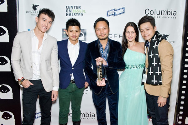 Chan Than San (trái) cùng đạo diễn Vân Tường (giữa) và các diễn viên trong phim Voyage.