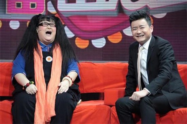 Tạ Tinh Tinh xuất hiện trên truyền hình như một ngôi sao.