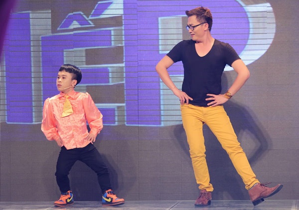 Màn nhảy múa vui nhộn của MC Đại Nghĩa và chàng tí hon Xuân Tiến.