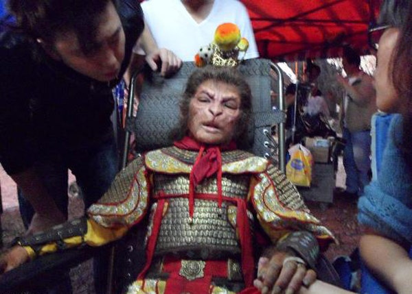 Cậu bé đã ngủ gục khi hóa trang.