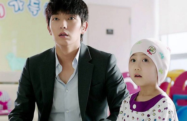 Lee Jun Ki hoàn toàn khác lạ khi thể hiện vai một người cha có con gái 8 tuổi.