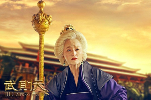 Ở hình ảnh thuở mới vào cung, Phạm Băng Băng khiến fan sửng sốt trước sự trẻ trung thì trong loạt ảnh Võ Tắc Thiên về già, cô gặp phải phản ứng trái chiều.