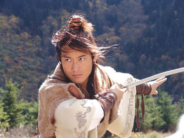 Khi đảm nhận vai Dương Quá trong bản dựng 2006, Huỳnh Hiểu Minh được xem là sự kết hợp của 2 diễn viên đàn anh Lưu Đức Hoa và Cổ Thiên Lạc. Theo đánh giá của khán giả, đó là một vai diễn hoàn chỉnh chứ chưa hoàn hảo, anh đã vô tình mất khá nhiều điểm khi diễn cảnh khóc, bị ví von như một diễn viên người lớn đóng vai trẻ con.