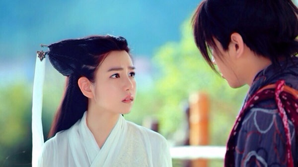 Bao nhiêu búa rìu dư luận đã “trăm dâu đổ đầu tằm” khi Trần Nghiên Hy tái hiện nhân vật Tiểu Long Nữ trong bản dựng mới của Vu Chính. Nếu Lưu Diệc Phi quá trẻ thì nữ diễn viên Đài Loan này lại bị chê quá già. Quan trọng hơn, Trần Nghiên Hy không có được “tiên khí” do dáng người kém mảnh mai, khuôn mặt thiếu sắc lạnh. Dù bản thân rất dễ thương, từng được khán giả yêu thích trong một số phim hiện đại trước đó, song với Tiểu Long Nữ, người ta cho rằng Trần Nghiên Hy đã chọn nhầm vai.