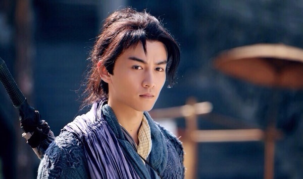 Mặc dù được khen đẹp trai, song tạo hình nhân vật Dương Quá với trang phục rườm rà của Trần Hiểu khiến nhiều khán giả cho rằng giống như đệ tử Cái bang. Do có sự cải biên nên trong bản dựng 2014, Dương Quá chẳng khác gì Vi Tiểu Bảo, đa tình, lắm mưu, không có được dáng vẻ phong trần của một người trải qua nhiều bể dâu chìm nổi.