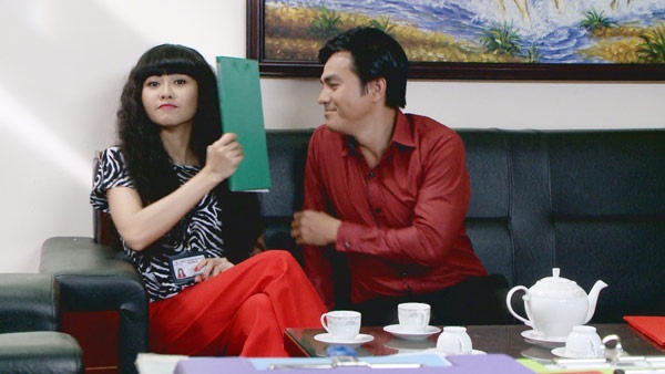 Tằm (Tường Vy đóng) trở thành một cô gái vì khát khao đổi đời, sẵn sàng bất chấp tất cả như đi buôn lậu, làm tình nhân, thậm chí bất tuân luân thường đạo lý để “giật chồng” người chị họ tốt bụng. 