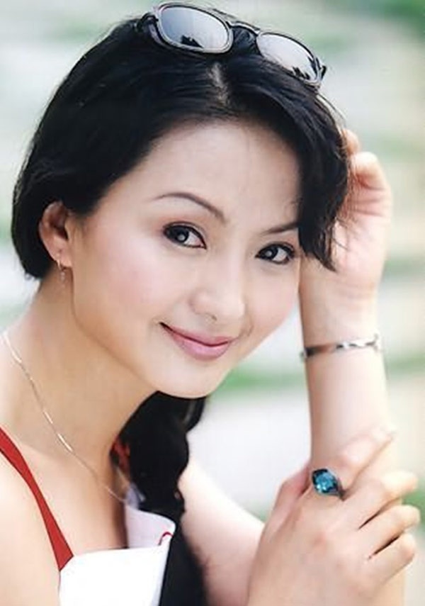 Lưu Đan có vẻ đẹp e ấp, dịu dàng.