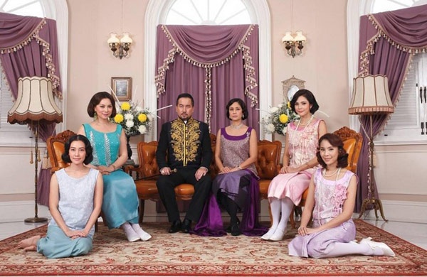 Bộ phim Nước mắt hồng nhan còn có sự tham gia của nhiều gương mặt tên tuổi, quen thuộc của truyền hình Thái Lan như Sinjai Plengpanich (Nok), Pong Nawat Kulrattanarak, Paan Paan Temfah Krisanayuth, Mo Monchanok Saengchaipiangpen, Mos Patiparn Pataweekarn…