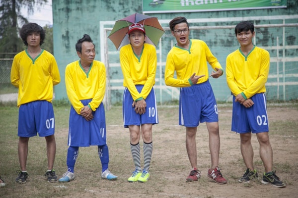 Hoài Linh vẫn chứng tỏ được sư nhanh nhẹn của mình trên sân cỏ khiến khán giả đứng bên ngoài vừa ngạc nhiên vừa thích thú.