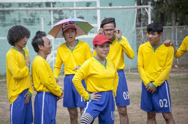 Ông Minh của Hòi Linh tuy không thể cạnh tranh với chàng tuyển thủ trẻ Tý do Huy Khánh đóng ở đội đối phương nhưng có một người luôn đứng sau cổ vũ. Đó là bà Hai Mùi (Việt Hương). Nhân vật này xuất hiện vào phút chót để lên một kỳ tích chưa từng có trong “lịch sử bóng đá khu phố”.