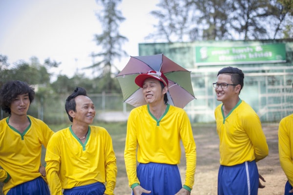 Nhân vật ông Minh do Hoài Linh thể hiện trong bộ phim Quý tử bất đắc dĩ không phải cầu thủ nhưng vì luôn xông xáo, hăng hái tham gia mọi hoạt động của địa phương nên được gọi vào lắp chỗ trống trong đội tuyển tham gia giải cấp… khu phố mở rộng.